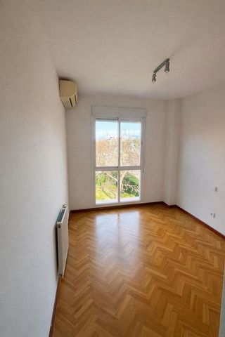 Piso en alquiler en Apóstol Santiago en Madrid
