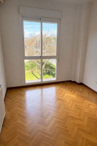 Piso en alquiler en Apóstol Santiago en Madrid