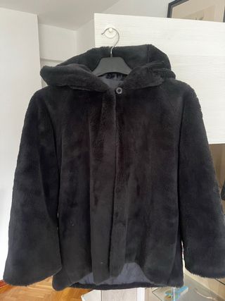 Abrigo pelo gris con capuchar