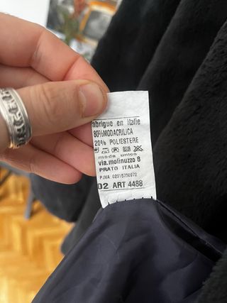 Abrigo pelo gris con capuchar