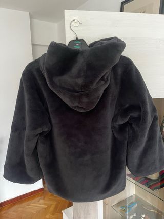 Abrigo pelo gris con capuchar