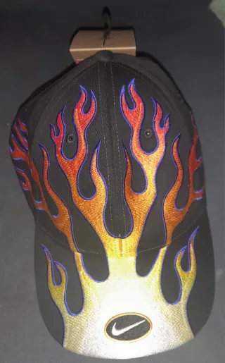 Berretto Nike Nero con Design Fiamme