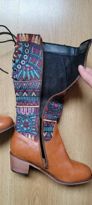 Stivali alti marroni con stampa etnica