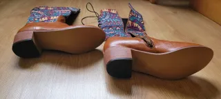 Stivali alti marroni con stampa etnica