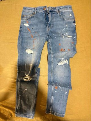 Gli jeans strappati e dipinti