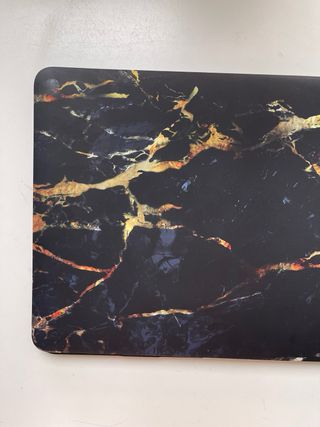 Funda MacBook Air mármol oscuro dorado