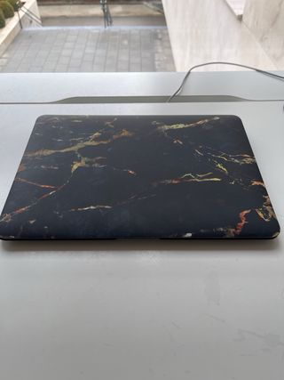 Funda MacBook Air mármol oscuro dorado
