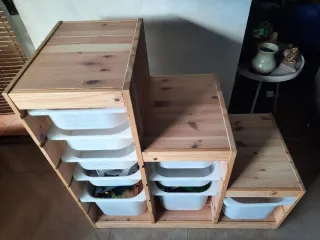 Estantería de madera con cubos de plástico