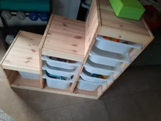 Estantería de madera con cubos de plástico