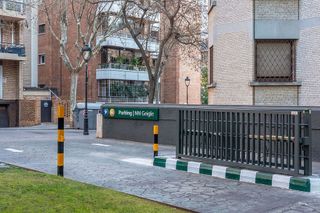 Garaje en alquiler en Les Tres Torres en Barcelona