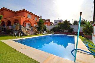 Chalet en venta en La Granja-La Colina-Los Pastores en Algeciras