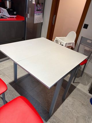 Mesa de cocina roja y gris