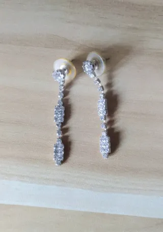 Pendientes largos plateados con pedrería