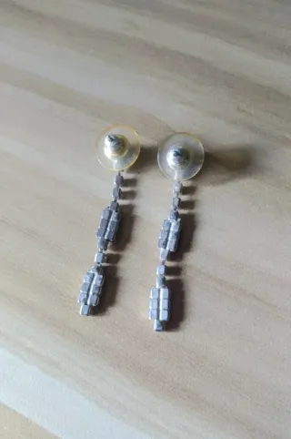 Pendientes largos plateados con pedrería