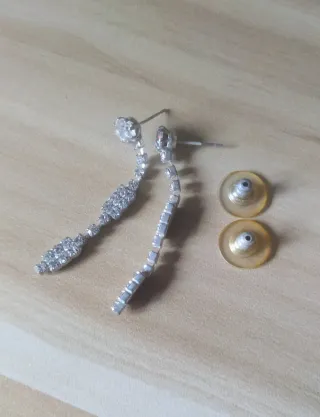 Pendientes largos plateados con pedrería