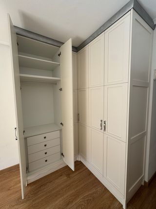 Armario esquinero de madera blanca