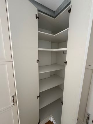 Armario esquinero de madera blanca