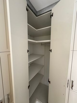 Armario esquinero de madera blanca