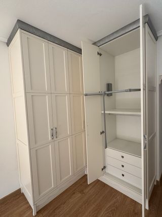 Armario esquinero de madera blanca