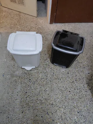 2 Cubos de basura pequeños