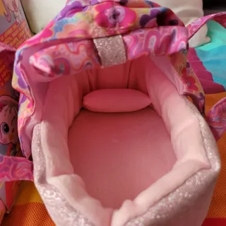 Ksimerito Lokolorin con cuna moisés