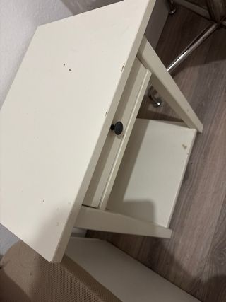 Mesita de noche blanca