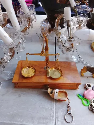 Due antiche bilance in bronzo