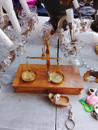 Due antiche bilance in bronzo