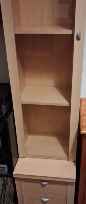 Estantería de madera y cristal