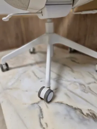 Silla de oficina ergonómica gris y blanca