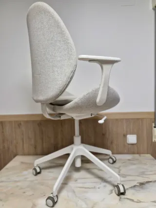 Silla de oficina ergonómica gris y blanca