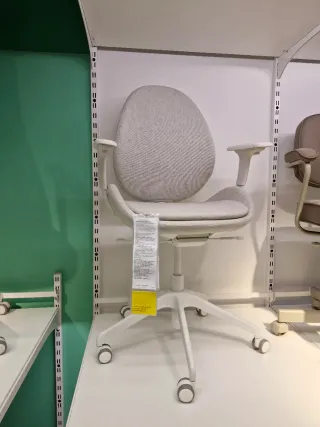 Silla de oficina ergonómica gris y blanca