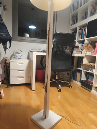 Lámpara de pie beige y blanca