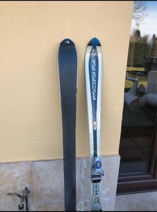 Sci e scarponi con bastoncini e custodie