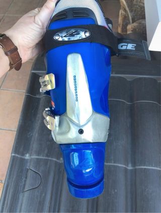 Sci e scarponi con bastoncini e custodie