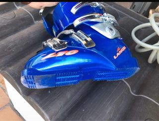 Sci e scarponi con bastoncini e custodie