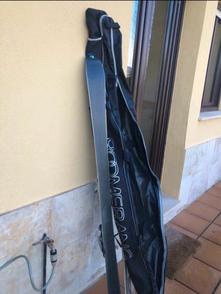 Sci e scarponi con bastoncini e custodie