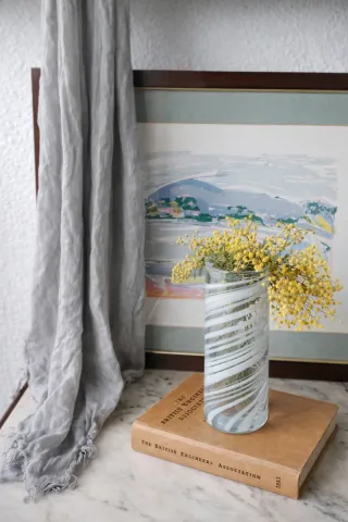 Jarrón de cristal blanco y transparente