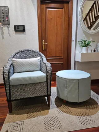 Butaca de mimbre con puf