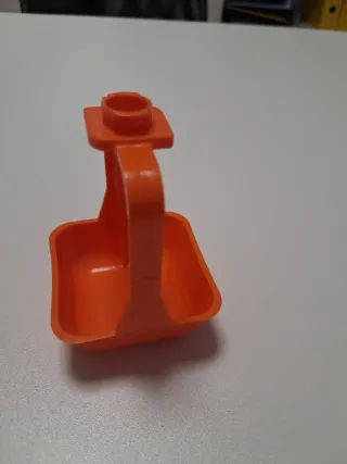 Bebedero colgante para aves naranja