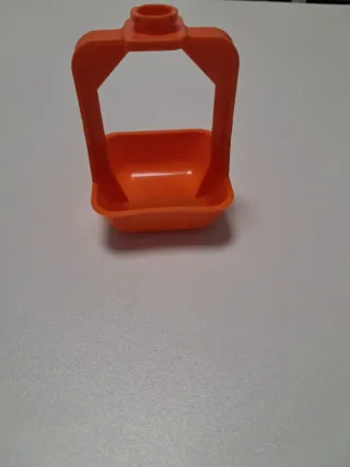 Bebedero colgante para aves naranja