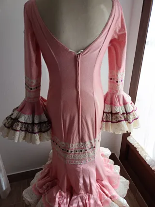 Traje de flamenca rosa con lunares