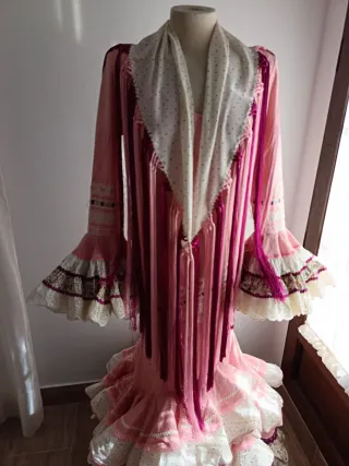 Traje de flamenca rosa con lunares