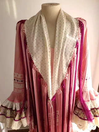 Traje de flamenca rosa con lunares
