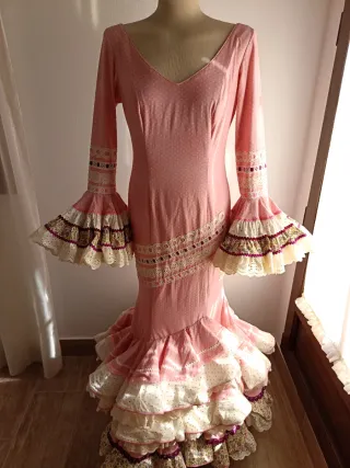 Traje de flamenca rosa con lunares