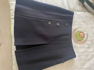 Falda negra con botones