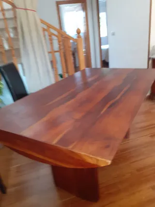 Mesa de comedor de madera