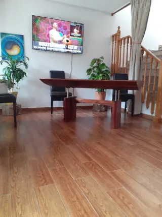 Mesa de comedor de madera