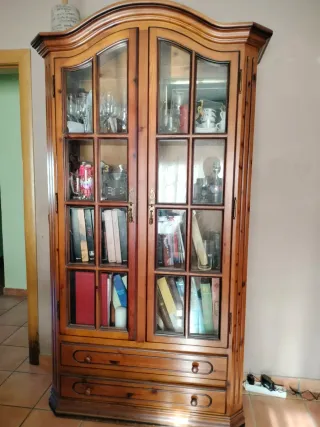 Vitrina de madera de pino con puertas de cristal