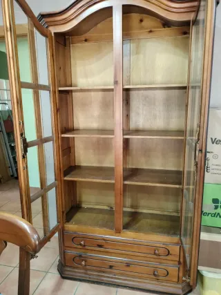 Vitrina de madera de pino con puertas de cristal